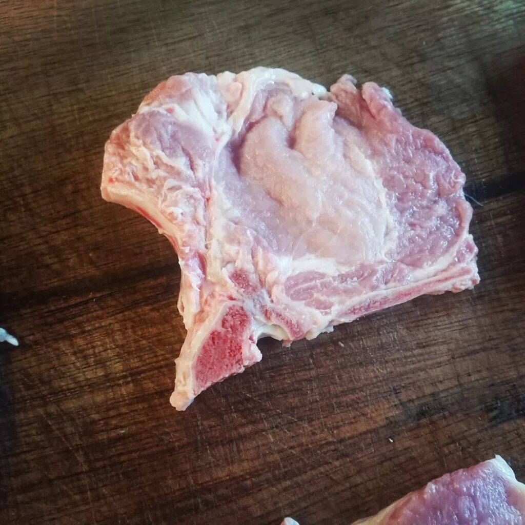 肉槌子鋪黑金丁骨豬排，厚切帶骨豬排適合香煎與烤肉料理